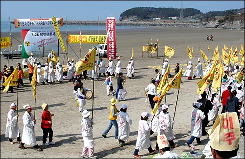 28일 오후 전남 영광군 가마미 해수욕장에서 열린 3.28 탈핵문화제. 주민들은 '마을 장례식'을 치르며 가마미 마을의 상황을 상징적으로 보여줬다. 뒤 쪽으로 원자력 발전소가 보인다. 